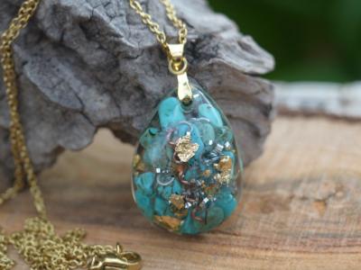 Pendentif Orgonite Goutte 30x20 mm Turquoise et Feuilles d'Or Pièce Unique N°TURQ-OR-2